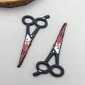 Breloque ciseaux gothique en acrylique avec effet de sang pour bijoux d'Halloween DIY - Ciseaux Sanglants en Acrylique Halloween (16984)