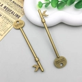 Detail van een vintage bronzen sleutelhanger met gegraveerde nummers voor DIY-sieraden - Lange Handgreep Vintage Sleutel (1826) / 19x94mm