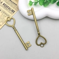 Detailopname van vintage bronzen hartvormige sleutelhangers voor DIY-sieraden maken - Holle Vintage Sleutel (2663) / 22x82mm