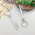 Detail van vintage zilveren 'Love' sleutelhangers met retro kaart en houten decoratie - Sleutel 10*78mm - 3510