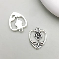 Dettaglio pendente a cuore traforato con rosa in lega d'argento vintage per gioielli fai da te - Stile Cuore di Fiore Argento Antico (10412)