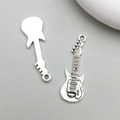 Viste dettagliate del fronte e del retro del ciondolo a chitarra vintage per gioielli DIY - Stile Chitarra Argento Antico (10789)