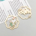 Ciondolo gatto traforato dorato con motivo a nuvola Ruyi e smalto floreale per gioielli DIY - Stile Gatto Bianco Antico (16707)