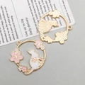 Ciondolo gatto e sakura in lega d'oro con gatto smaltato bianco e fiori di ciliegio rosa - Stile Gatto Bianco Sakura Antico (16708)