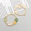 Ciondolo gatto traforato dorato con fiore smaltato bianco per gioielli DIY - Stile Gatto Bianco Antico (16709)