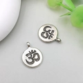 Antiek zilveren Yoga Om hanger van legering voor DIY handgemaakte sieraden maken - Antiek Zilveren Yoga-symbool Rond Gegraveerd (10428)