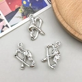 Pendentifs de hockey sur glace en argent antique pour création de bijoux DIY - Style de Joueur de Hockey en Argent Antique 24*15mm (10680)