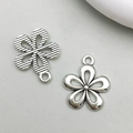 Ciondoli a fiore in argento vintage in due stili per creazione di gioielli fai da te - Stile Fiore Argento Antico (11284)