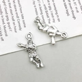 Gedetailleerd overzicht van twee antieke zilveren lakrossespeler bedeltjes voor sieraden - Hockeyspeler Stijl (11305)