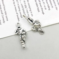 Detail van antiek zilveren rugbyhangers met ringlussen voor DIY sieraden maken - Rennende Rugbyspeler Stijl (11286)