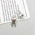 Vista detallada de dijes de muela en aleación de plata para creación de joyería DIY creativa - Estilo de Forma de Diente Molar