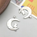 Colgante de gato y luna en aleación plata antigua con textura martillada para joyería DIY - Estilo Gato en la Luna (5339)
