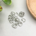 Gros plan d'anneaux de jonction ouverts en argent pour la création de bijoux DIY - Style Anneau de Jonction Rond (12985) / 1 Pièce (1.2x8mm) / Argent