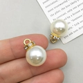 Cremefarbener Perlenanhänger mit goldener Strasskappe, zwischen Fingern gehalten - KC Gold CCB Perle Strass Kreis 12mm (16157)