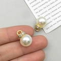 Eleganter weißer Perlenanhänger mit KC-vergoldeter Öse und funkelnden Strassdetails - KC Gold CCB Perle Strass Kreis 10mm (16158)
