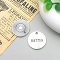 Dettaglio del ciondolo karma in argento antico e pendente in metallo con sole - Stile Karma (11644)
