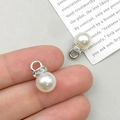Pendentif perle en alliage argenté avec petits diamants tenu pour échelle de taille - Boucle Strass Perle ABS K Blanc 8mm