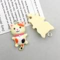 Vue détaillée avant et arrière du pendentif chat en résine fait main avec anneau en métal - Blanc Cassé
