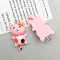 Détail de pendentifs chat en résine rose montrant l'avant et l'arrière avec anneaux - Chaton À Longue Queue Rose (15305) / Rose