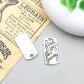 Foto macro de colgante rectangular plateado antiguo con find the joy in the journey - Estilo Letra Kind Joy (8991)