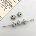 Set di 5 distanziatori in lega d'argento vintage con texture radiale per gioielli DIY - Perlina Distanziatrice Rotonda Argento Antico 5*7mm (Foro 1.8mm)(16469)