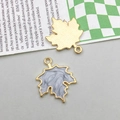 Ahornblatt-Anhänger aus Legierung mit grauem Marmoremail und goldenen Streifentexturen - Grau
