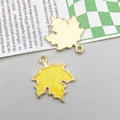 Goldener Ahornblatt-Anhänger mit gelber Emaille und strukturierter Rückseite - Gelb