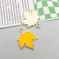 Lebhafter gelber Ahornblatt-Anhänger mit goldener Metallrückseite für DIY-Schmuck - Ingwergelb