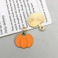 DIY Orangefarbene Emaille Kürbis Anhänger mit Gold-Finish und grünen Blatt-Akzenten - Emaille Kürbis (15500)