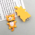 Pendentif chat en résine orange à rayures montrant le recto et le verso avec anneau en métal - Chaton À Longue Queue Jaune (15306) / Jaune