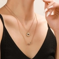 Collier double rang doré œil maléfique avec pendentif nœud en diamants et perle élégante - Style Double Couche Mauvais Œil Nœud (ZJ8439)