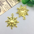 Colgantes de sol en oro antiguo con rayos ondulados y detalles de puntos para joyería DIY - Sol De Oro Envejecido