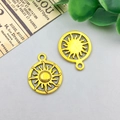 Colgantes de sol dorados vintage de aleación para joyería DIY con diseño calado - Sol De Oro Envejecido