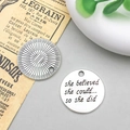 Vintage Silberlegierung Anhänger mit Motivationsgravur she believed she could diy - She Believed Stil (10916)