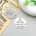 Ciondolo rotondo argentato inciso she believed she could so she did per gioielli fai da te - She Believed (9249)