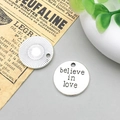 Ciondoli rotondi in argento antico con incisione believe in love e trama radiale - Stile Believe In Love (2493)