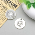 Ciondoli tondi in lega argento antico con incisione Live Laugh Love per creazione di gioielli - Stile Live Laugh Love (5028)