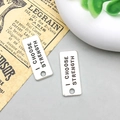 Colgante de plata antigua con grabado 'I CHOOSE STRENGTH' en forma rectangular - Estilo Letra I Choose (8997)