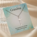 Nahaufnahme der silbernen Kreuzkette mit Grandma-Gravur auf einer edlen Geschenkkarte - Grandma Stil (ZJ15886)