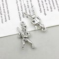 Antiek zilveren honkbalspeler hanger van legering voor DIY sieraden en handwerkprojecten - Basebalspeler Stijl (11149)