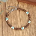 Detail van natuurlijke kokosnoot houten kralenarmband met blauwe kralen en metalen sluiting - Donkerbruin Blauw Wit Kralenstijl (ZJ16167)