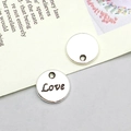 Runder silberner Legierungsanhänger mit Love-Gravur für DIY Schmuckherstellung - Rund Love Buchstaben Stil 8x8mm (9871)