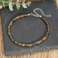 Detail van natuurlijke tijgeroogkralen en metalen afstandhouders op gevlochten armband - Tijgeroog met Metalen Tussenstuk Ontwerp(ZJ16239)