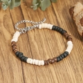 Detail van natuurlijke houten kralen op handgemaakte armband met zilveren karabijnsluiting - Driekleurige Schijfkralen Combinatie (ZJ16169)