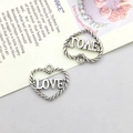 Herzanhänger aus Altsilber-Legierung mit LOVE-Schriftzug und gedrehtem Randdesign - Herz Love Buchstaben Stil 15x15mm (10902)