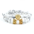 Conjunto de dos pulseras para hombre de turquesa blanca con cabeza de león y coronas de oro - White Howlite