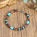 Etnische kralenarmband met turquoise en kokoshout kralen op een rustieke tafel - Turquoise Kralenstijl (ZJ16241)
