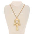 Goldene Ankh Kreuz Halskette im Punk-Stil mit Reliefdetails auf weißem Mannequin - Ankh Kreuz Relief Stil (ND7952)