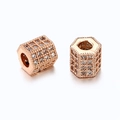 Dettaglio macro di charm esagonale in oro rosa con zirconi micro-pavé per gioielli DIY - Oro Rosa Zirconia Bianca