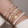 Dettaglio di set bracciali stile bohémien multistrato con ciondolo dorato e perline - Bohémien Semplice Champagne (ZJ14041)